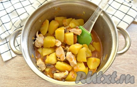 Перемешиваем, снова накрываем крышкой и томим блюдо на огне ещё 4-5 минут.