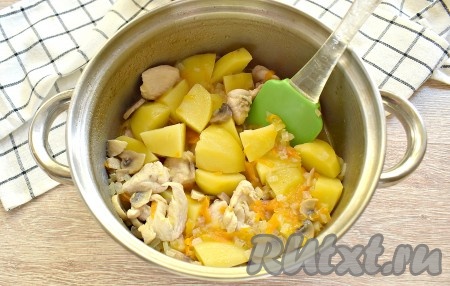 Тушим курицу с шампиньонами и картошкой под крышкой до мягкости картофеля (я тушила 25 минут).