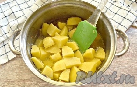 Сразу вливаем кипячёную воду, которая не должна покрыть картофель целиком (как на фото), но воды не должно быть мало. Даём воде закипеть и уменьшаем огонь.