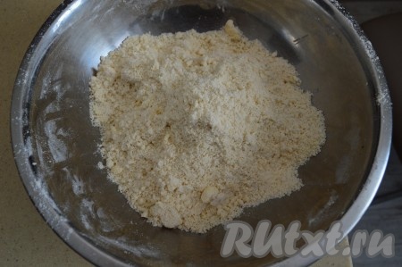 Руками тщательно перетереть содержимое миски руками до получения однородной песочной крошки.