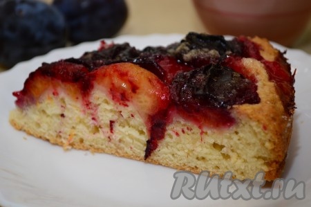 Достать форму из духовки, дать выпечке немного остыть, аккуратно переложить на тарелку для подачи и нарезать на кусочки. Этот открытый пирог очень вкусен и тёплым, и полностью остывшим. Необыкновенно сочная начинка из слив с приятной кислинкой отлично сочетается с песочной основой пирога. На мой взгляд, на следующий день этот пирог ещё вкуснее, правда, в моей семье зачастую он съедается в день выпечки.