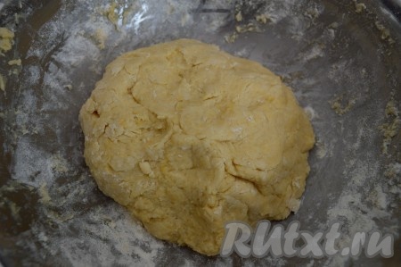 Замесить сначала ложкой, а потом руками мягкое, слегка липнущее песочное тесто.
