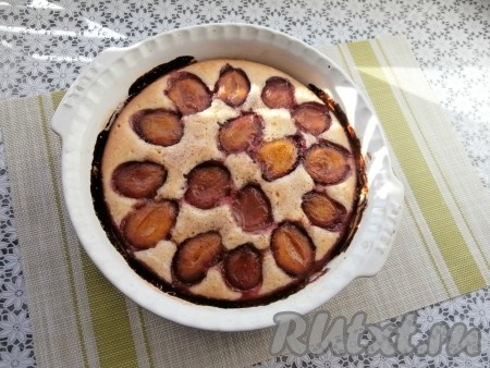 Выпекать открытый сливовый пирог в разогретой духовке около 40 минут при температуре 180 градусов.