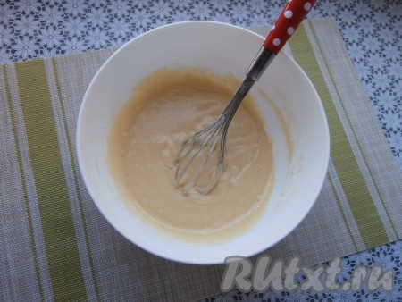 Замесить венчиком однородное тесто, похожее на сметану средней густоты.