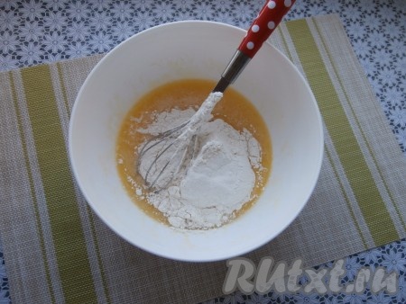 Хорошенько перемешать и немного взбить венчиком, всыпать разрыхлитель и муку.