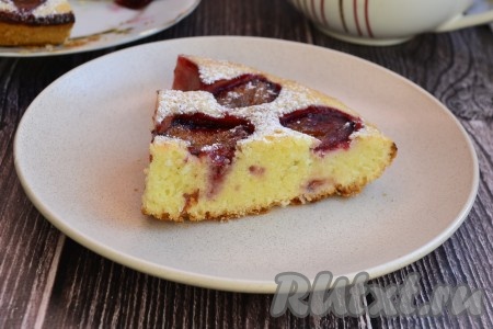 Нарезать выпечку и подать к столу. Пирог с сочными сливами, приготовленный из теста, замешанного на сливочном масле, несомненно понравится многим!