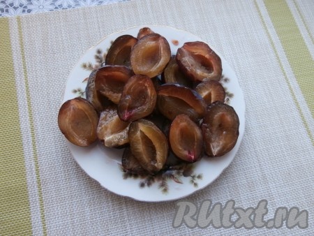 Сливы помыть, разделить на 2 части, удаляя косточки.