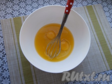 Растопить сливочное масло (можно растопить, например, в микроволновке) и остудить. В достаточно глубокую миску разбить яйца, влить остывшее сливочное масло, всыпать соль и сахар.