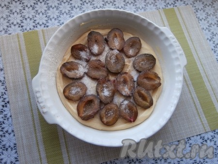 Посыпать сливы сахаром и корицей.