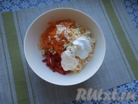 В миску с овощами и яйцом добавить сметану, майонез и пропущенные через пресс (или мелко нарезанные) зубчики чеснока.