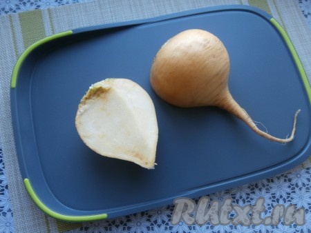 Яйцо сварить вкрутую (после того как вода закипит, варить яйцо нужно минут 8-10), затем остудить его и очистить. Репу помыть, разрезать.