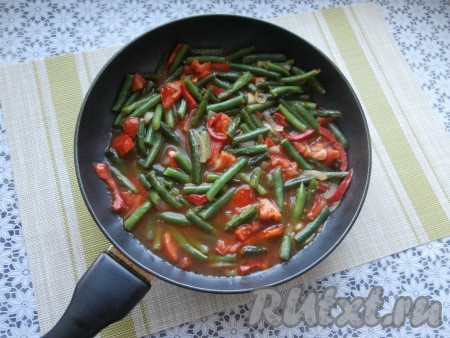 Влить 100-120 мл воды, уксус (или лимонный сок), добавить сахар, перемешать, довести томатный соус до кипения и тушить стручковую фасоль, прикрыв сковороду крышкой, минут 10-12.
