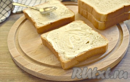 Промываем помидор, насухо его вытираем. Сорт колбасы выбирайте на свой вкус, советую не экономить и взять качественный продукт. 2 ломтика хлеба смазываем майонезом.