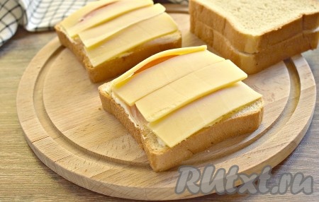 Сыр, нарезанный на тонкие пластины, выкладываем поверх помидора.