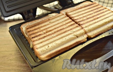 Разогреваем поверхность электрогриля (следуйте советам производителя техники). Размещаем на горячей сухой поверхности электрогриля заготовки сэндвича с колбасой и сыром. Накрываем второй панелью электрогриля, фиксируем замок и жарим около 2 минут (продолжительность приготовления во многом зависит от мощности вашего электрогриля).