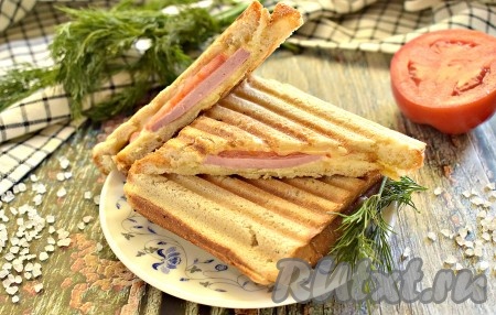 Готовые сэндвичи перекладываем с электрогриля на тарелку и подаём к столу. Сэндвичи получаются с хрустящей, румяной корочкой снаружи и нежной начинкой внутри. Угощайтесь!