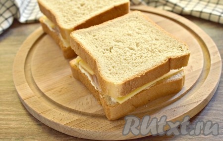 Хлеб с начинкой накрываем не смазанным куском хлеба.