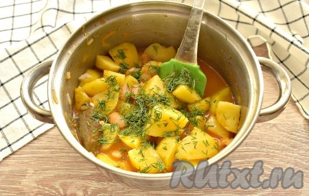 Посыпаем блюдо нарезанным укропом (можно посыпать петрушкой или зелёным луком), перемешиваем, снимаем с огня и даём постоять под крышкой минут 5.