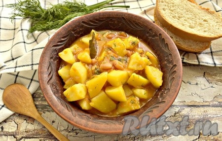 Картошку, тушёную с консервированной фасолью, к столу подаём в горячем виде. Блюдо получается очень вкусным, аппетитным и сытным, угощайтесь!