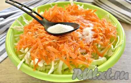 В миску с овощами всыпаем соль и сахар.