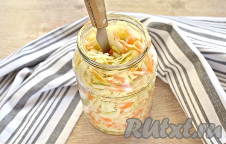 Банку с капустой накрываем марлей (или прикрываем полиэтиленовой крышкой) и оставляем при комнатной температуре на 3 дня. Банку лучше поставить в глубокую тарелку, чтобы в неё выливался лишний сок, который будет выделяться в процессе брожения капусты. Обязательно нужно капусту 2-3 раза в день протыкать ножом в нескольких местах, доходя практически до дна банки, чтобы выпускать воздух (если этого не делать, квашеная капуста будет горчить). Капуста всегда должна быть покрыта соком, выделяющимся в процессе брожения. По истечении 3 дней аппетитная, хрустящая квашеная капуста будет готова, закрываем банку крышкой и переставляем в холодильник.