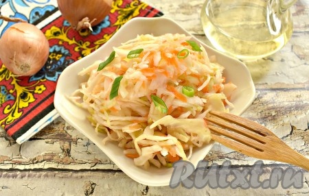 Когда будете подавать квашеную капусту на стол, слегка отожмите её от сока, заправьте ароматным растительным маслом, добавьте к ней нарезанный репчатый лук, перемешайте и у вас будет на столе замечательнейшая закуска! Вот так достаточно просто можно за 3 дня заквасить капусту, вкус и приятное похрустывание которой вам, наверняка, понравится!