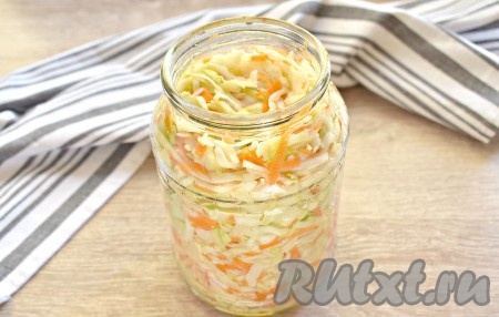А теперь плотно утрамбовываем капусту с морковкой в сухую чистую 3-литровую банку (я разложила, плотно утрамбовывая, в 3 литровые банки).