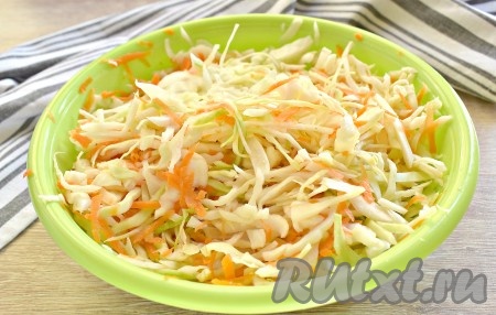 Перемешиваем овощи и одновременно мнём капусту руками, чтобы она дала сок.