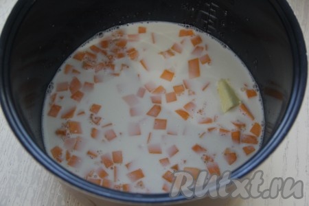 В чашу с рисом, тыквой и маслом влить молоко любой жирности. Поместить чашу в мультиварку. Чтобы молоко не убежало, поставить сверху поддон для пароварки. Закрыть крышку мультиварки.