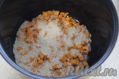 Всыпать рис (я использовала длиннозернистый рис, предварительно его не промывала).