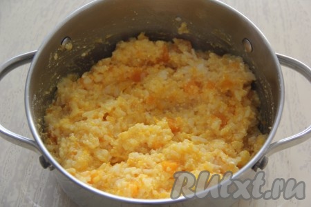 Выставить режим мультиварки "Молочная каша", время - 25 минут. После звукового сигнала в рисовую кашу с тыквой добавить сливочное масло и перемешать. Готовую кашу я переложила из чаши в кастрюлю, так как мне мультиварка понадобилась для приготовления другого блюда.