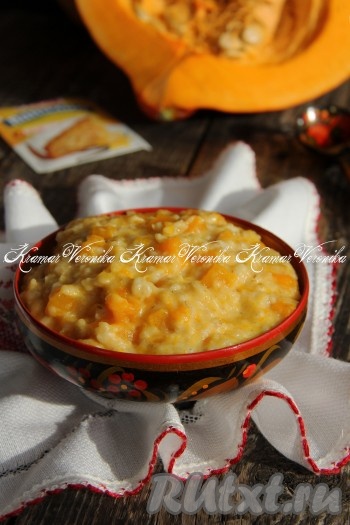 Вот такая солнечная, нежная и вкусная овсяная каша с тыквой получилась, раскладываем её из чаши мультиварки по тарелкам и подаём к столу в горячем виде. Это сытное, полезное блюдо станет отличным началом дня!