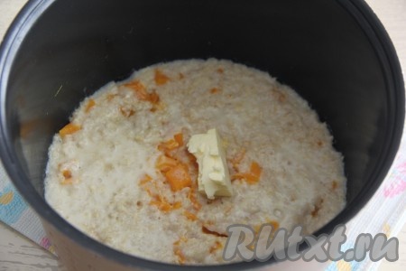 После звукового сигнала в горячую кашу добавить сливочное масло и перемешать.