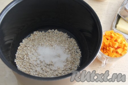 В чашу мультиварки всыпать овсяные хлопья, соль и сахар. 
