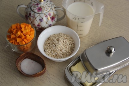 Подготовить продукты для приготовления овсяной каши с тыквой в мультиварке. 150 грамм очищенной тыквы нарезать на кубики среднего размера. В отдельной ёмкости соединить молоко и воду.

