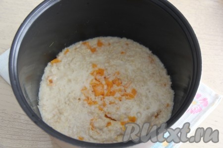 Готовить овсяную кашу с тыквой на режиме мультиварки "Молочная каша" в течение 15-20 минут. 