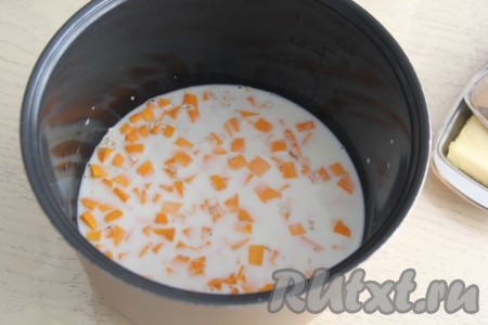 Влить молоко, смешанное с водой, перемешать. Установить чашу в мультиварку, сверху, чтобы молоко не убегало, можно поставить поддон для пароварки, крышку закрыть.