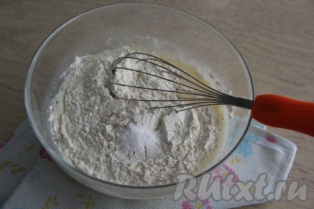 А затем в получившуюся смесь добавить соль и ванилин, всыпать просеянную муку.