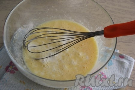 Далее влить молоко и перемешать венчиком до получения однородной смеси.