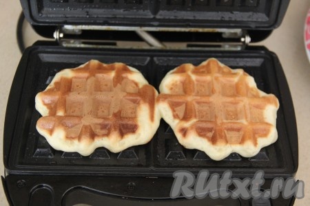 Выпекать венские вафли до золотистого цвета (время выпечки зависит от модели вафельницы). Затем переложить на тарелку, а из оставшегося теста испечь все вафельки. Из указанного количества ингредиентов у меня получилось 12 венских вафель.