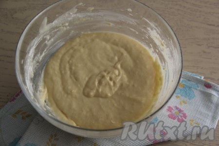 Перемешать тесто для венских вафель венчиком до однородного состояния. Тесто должно быть не очень густым.