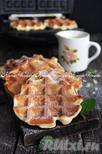 Венские вафли, испечённые без добавления сливочного масла, получаются пышными, нежными, по желанию, присыпаем их сахарной пудрой и подаём к столу, дополнив сгущёнкой или вареньем.