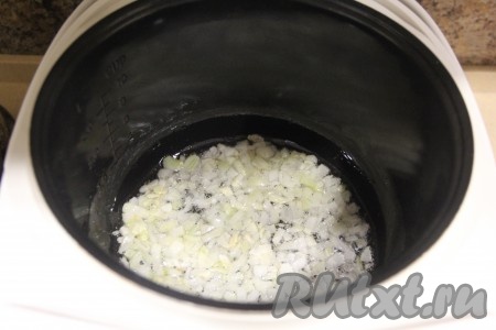 Выставить режим мультиварки "Жарка" и обжарить лук в течение 5 минут, периодически помешивая.