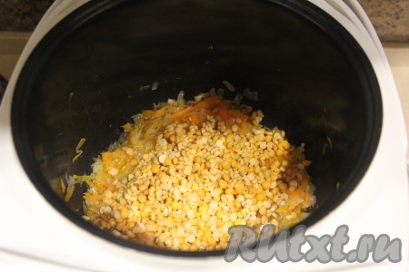 Колотый горох предварительно промыть в холодной воде, а затем высыпать его в чашу мультиварки.