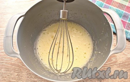 Миксером взбиваем содержимое миски в течение 2 минут, получается однородная, сладкая яичная смесь.