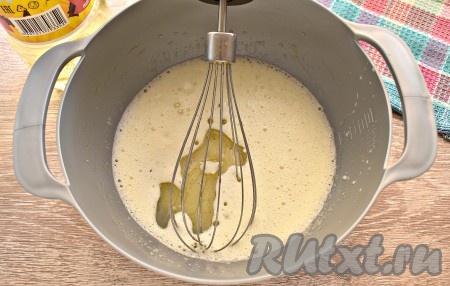 В эту смесь вливаем растительное масло, перемешиваем миксером ещё в течение, примерно, секунд 30.