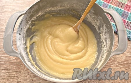 Получается густое по консистенции тесто для домашних вафель. Миску накрываем салфеткой и оставляем тесто при комнатной температуре на 10 минут.