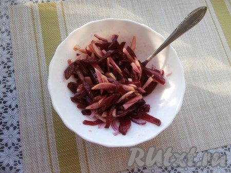 Вылить заправку в салат из свеклы и яблока, посолить его по вкусу и хорошо перемешать. Дать салату настояться в течение 10-15 минут.