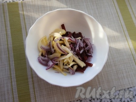 Яблоко, очищенное от семян, нарезать брусочками. Красный сладкий лук очистить, нарезать тонкими перьями и вместе с яблоками выложить к свекле.