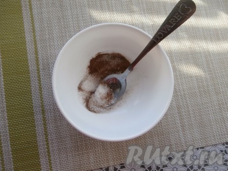 В отдельной пиале смешать корицу с сахаром.